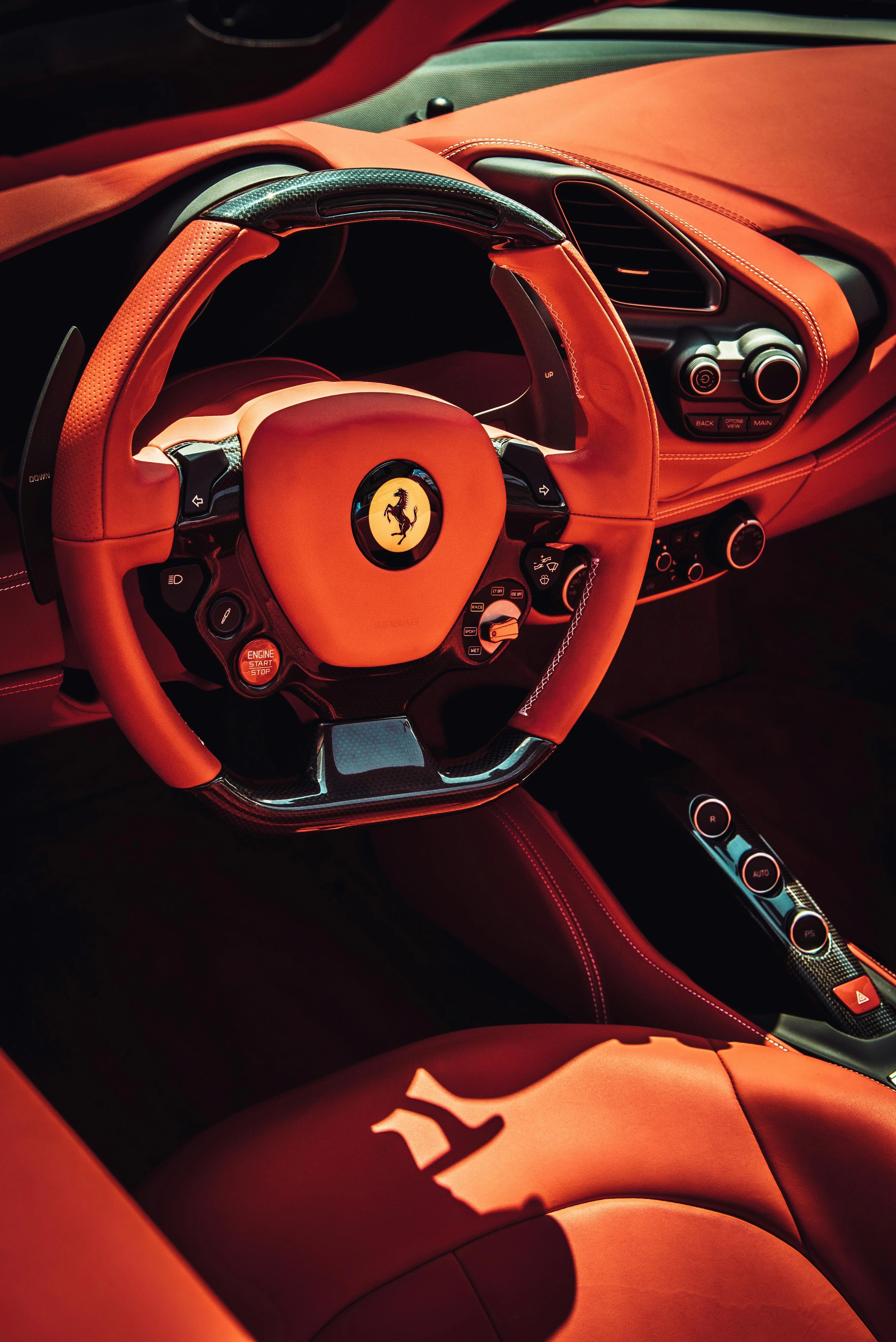 L’intérieur Ferrari allie performance et élégance, conçu pour offrir une expérience de conduite unique et immersive.