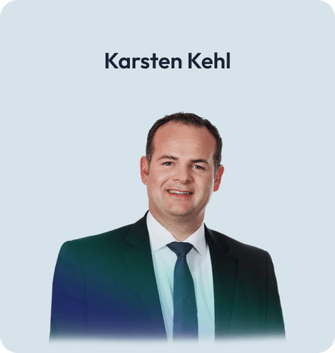 Porträt von Karsten Kehl, im Anzug und mit Krawatte, selbstbewusst lächelnd.