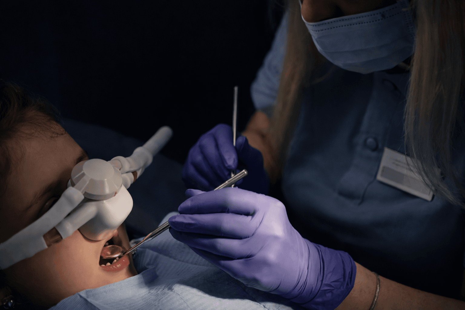 criança sendo atendida com sedação consciente