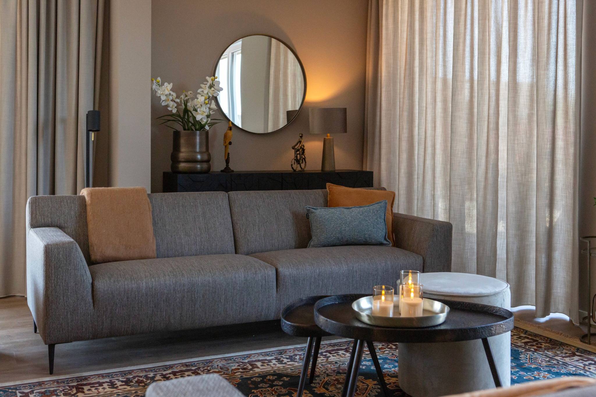 zithoek met taupe bank en oker gele accenten