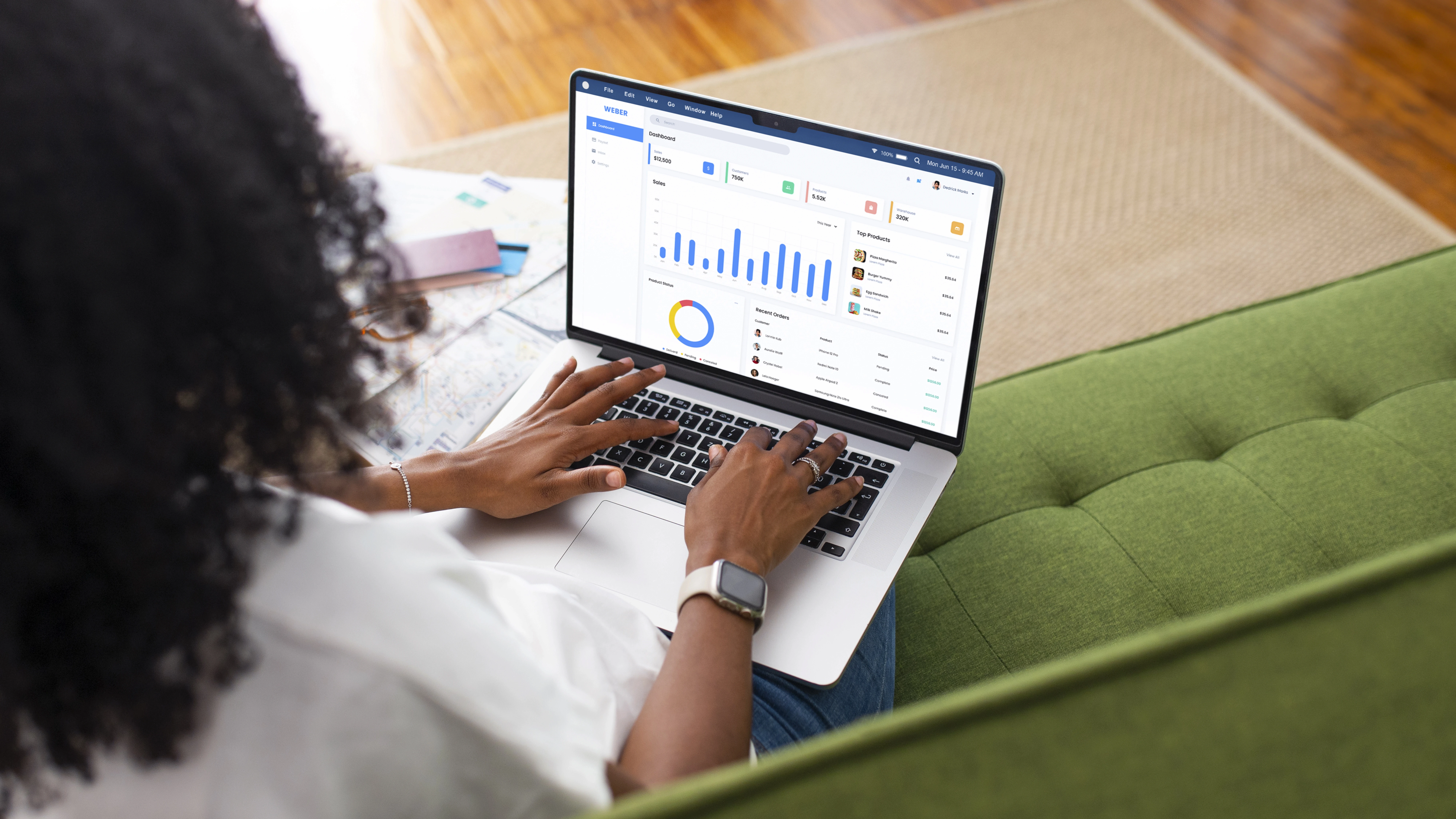 Profissional com o notebook apoiado nas pernas, trabalhando com análise de resultados, utilizando ferramentas para analista de marketing. 