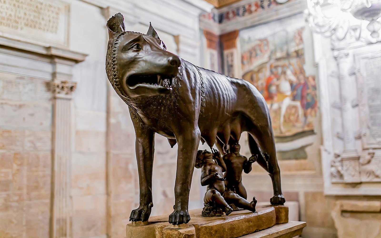 罗马博物馆展出的罗慕路斯与瑞摩斯伴狼雕像。