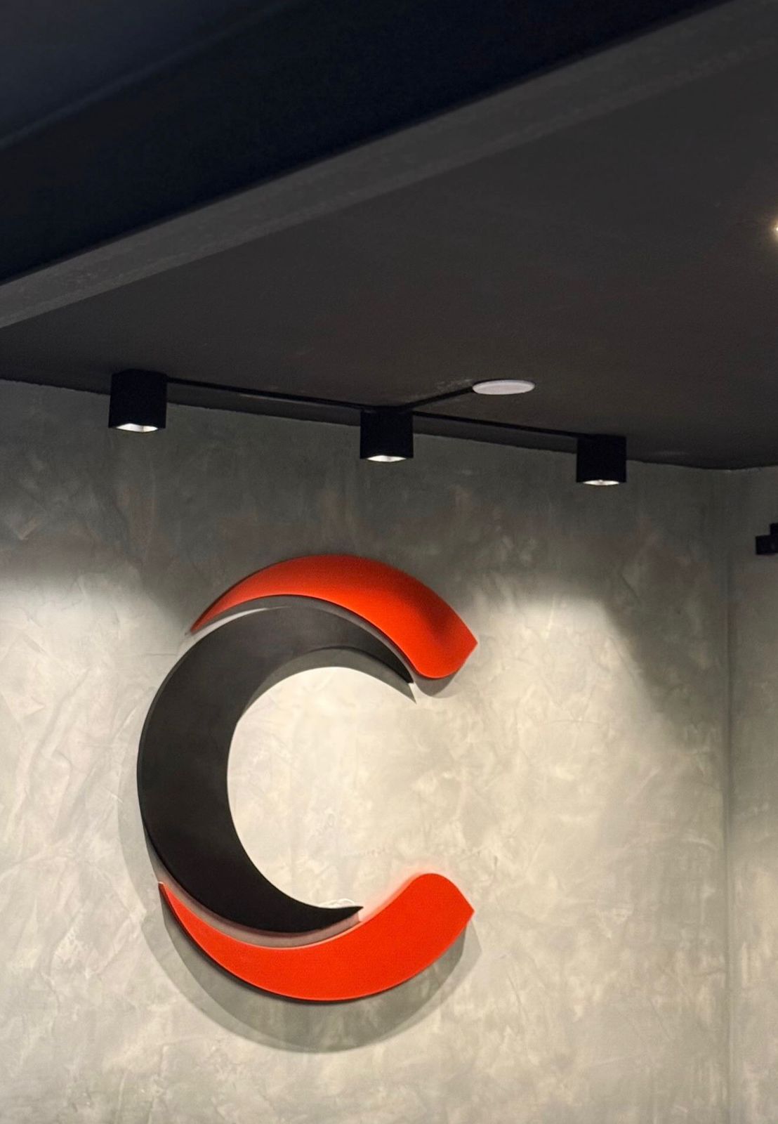 Logo da Conci Centro Automotivo na sala de espera