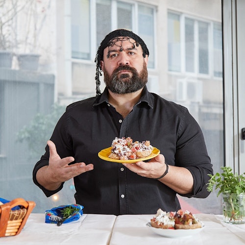 節目中第一位來自克里特島嘅角色