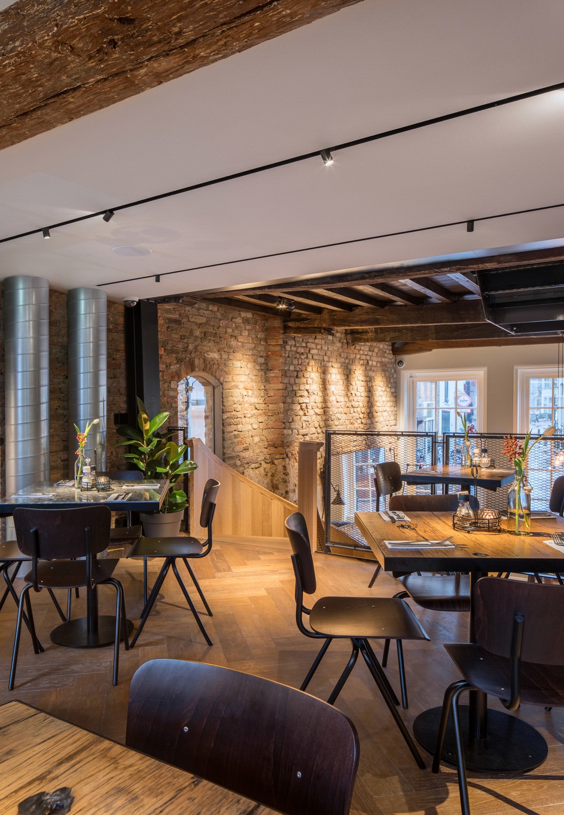 Positive Space, Madonna - mezzanine staand