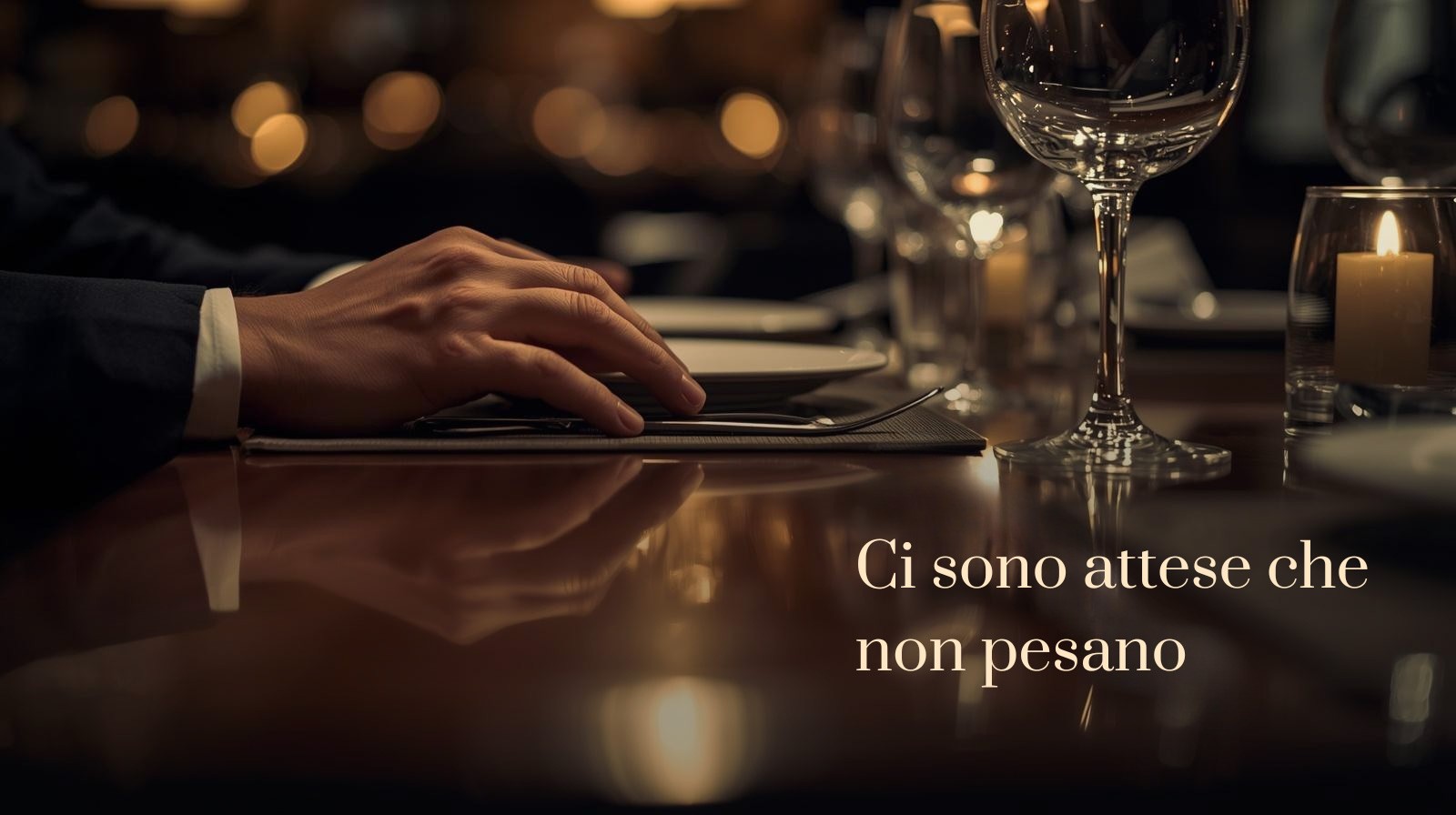 Mano appoggiata su tavolo di ristorante con luce soffusa – atmosfera di attesa e ambiente intimo