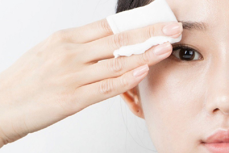 Vệ sinh lông mày bằng nước muối sinh lý 