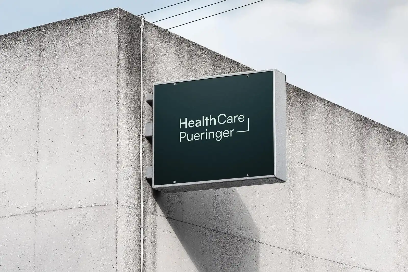 Ein Bild von einem Leptop welcher die Herosection von HealthCare Pueringer zeigt.