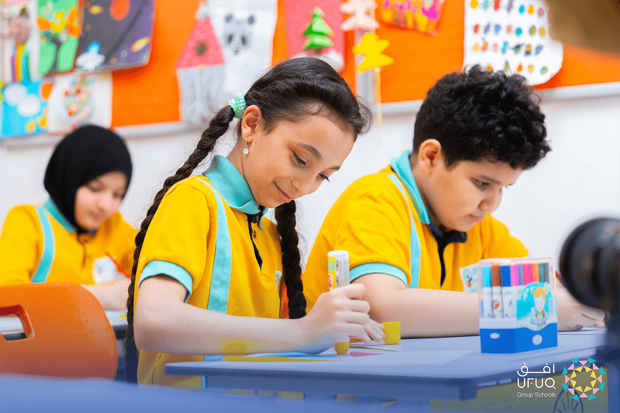 استاذ موسيقى يعلم الطالبة مهارات العزف بالقيثار