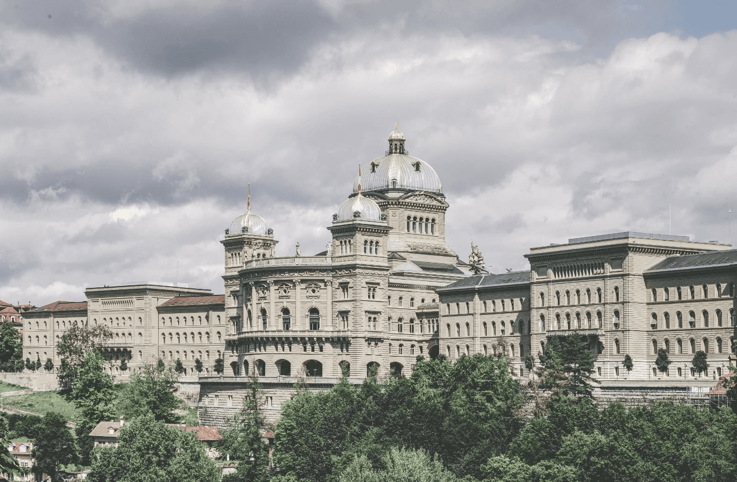 Palais fédéral suisse, où le Conseil fédéral prévoit de proposer une nouvelle loi sur le CO2 visant à renforcer la protection du climat et à réduire les émissions en Suisse.