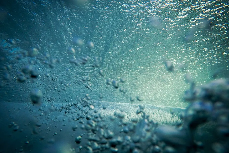Underwater Atlantic Ocean view with sunlight — kitesurf, wing foil and surf school — Explora Watersports Tarifa