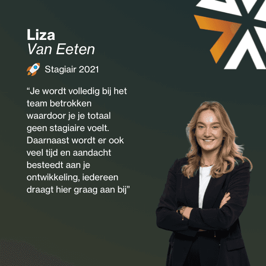 Twee collega's die overleggen en lachen naar een laptop