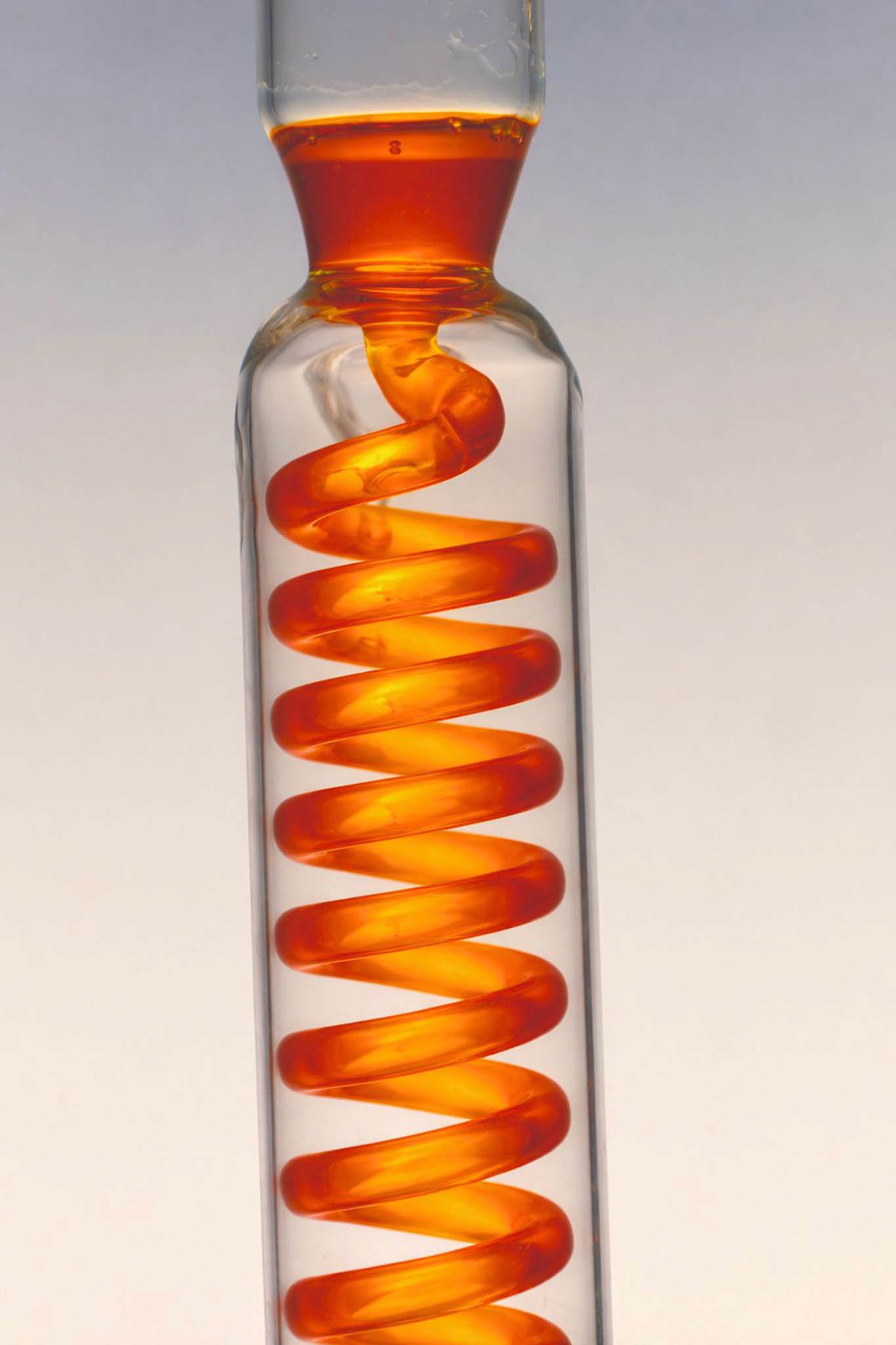 solution orange dans un tube scientifique