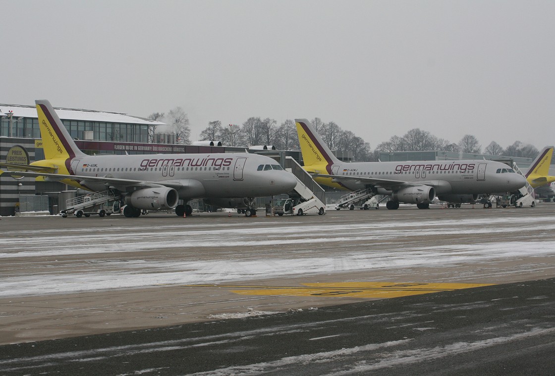 Zwei Germanwings-Flugzeuge stehen auf dem Rollfeld am Flughafen Dortmund
