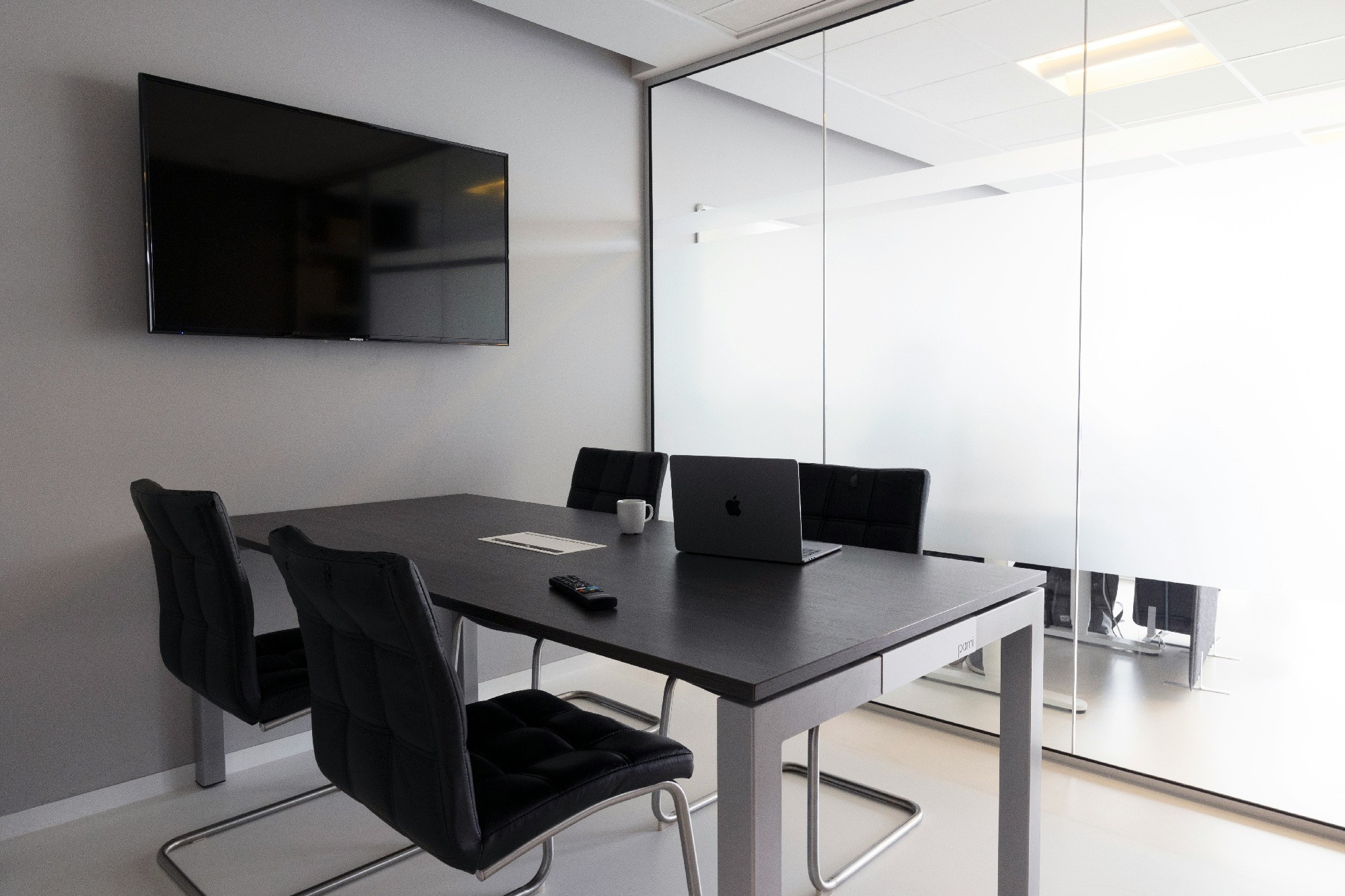 empty meeting room, four chairs around the small table