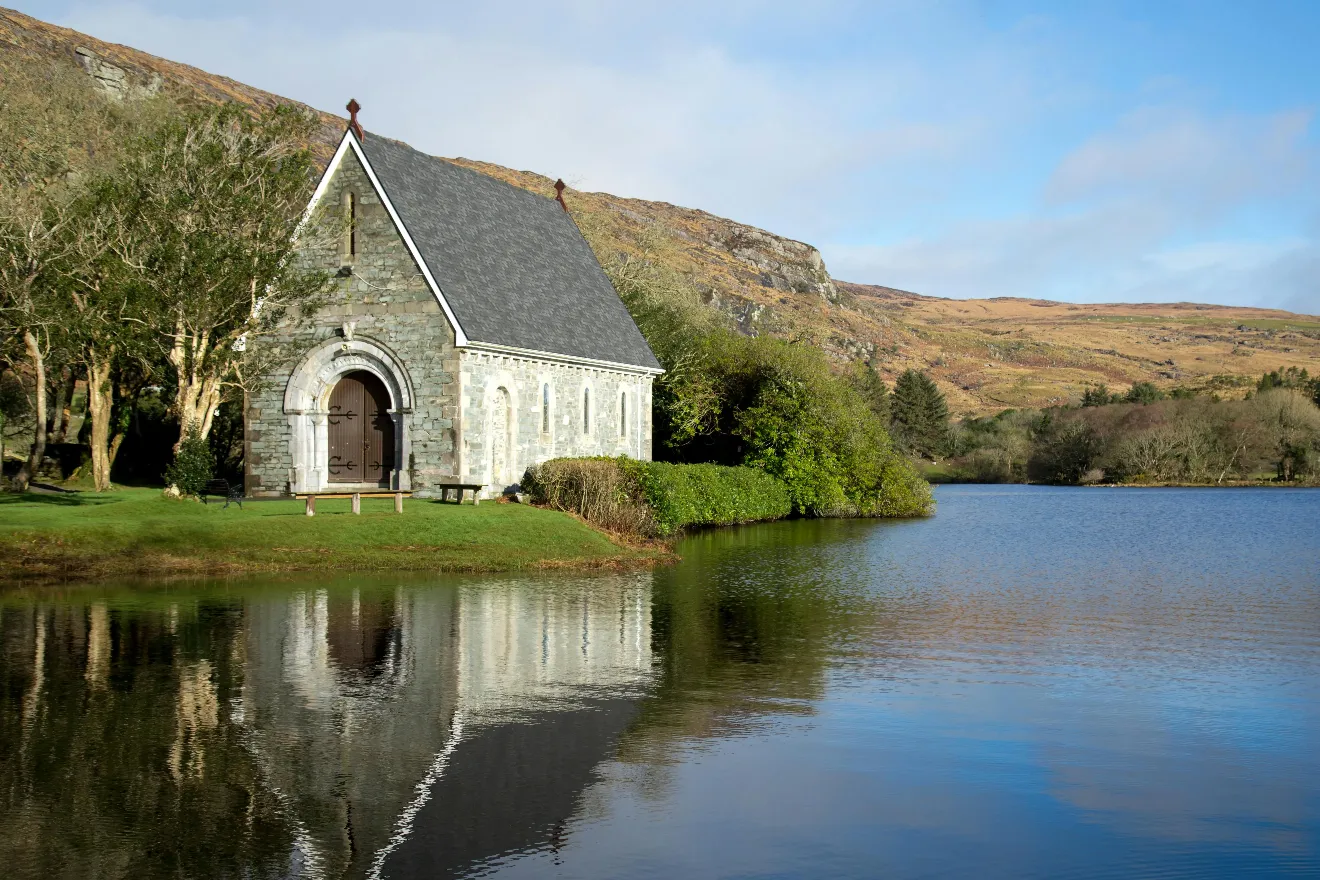 chapelle au bord d'un étang
