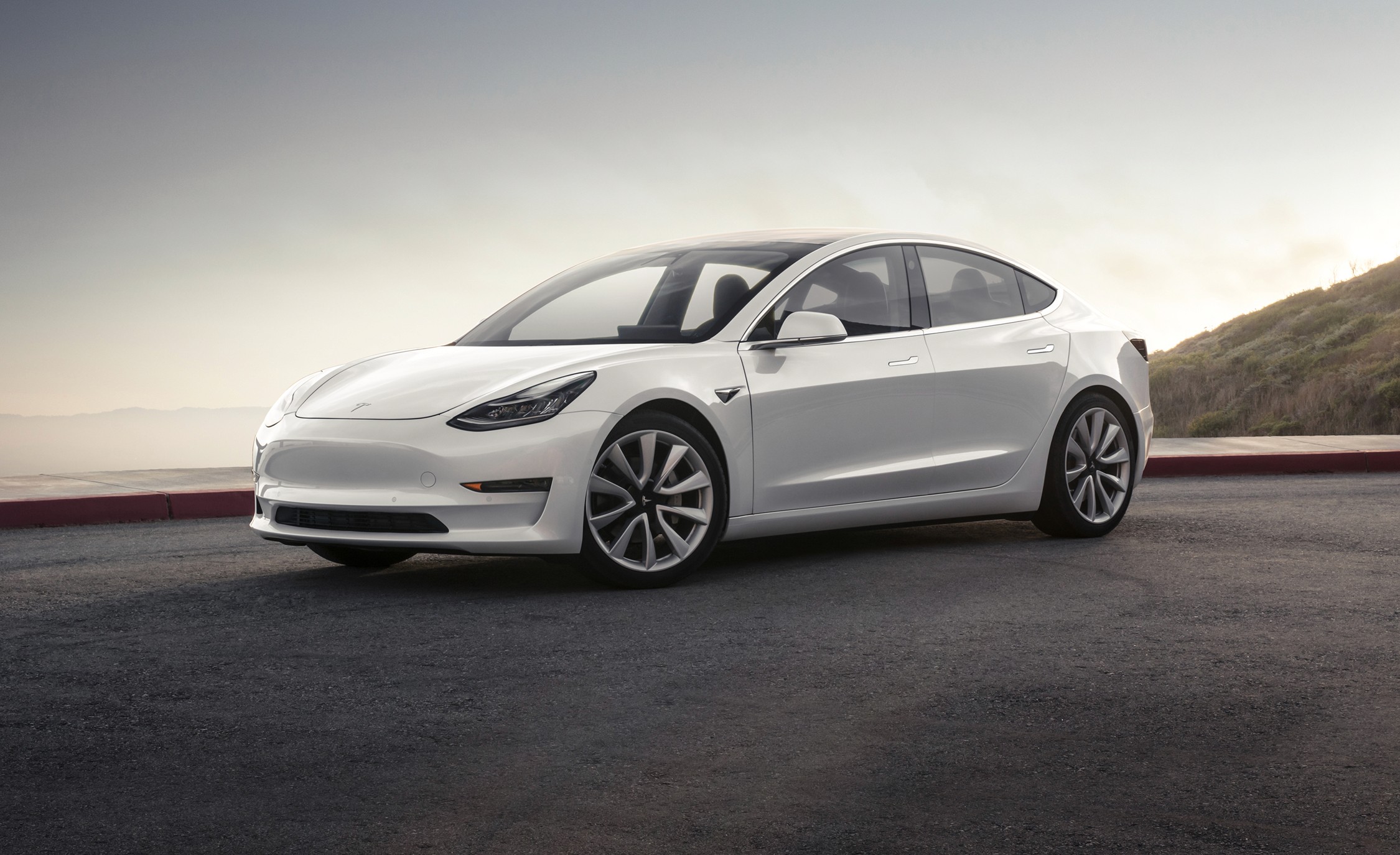 Tesla Model 3 2020 blanche stationnée sur une route