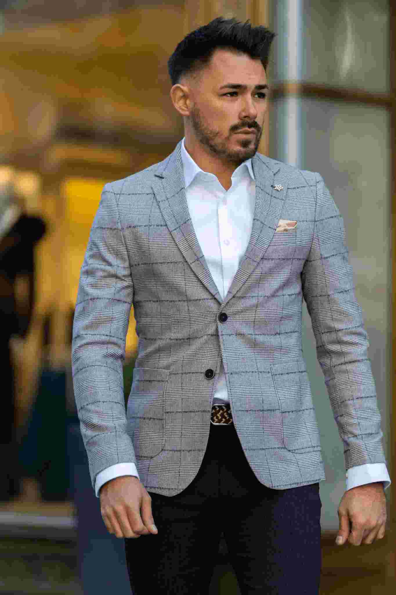 Férfi sportzakóban