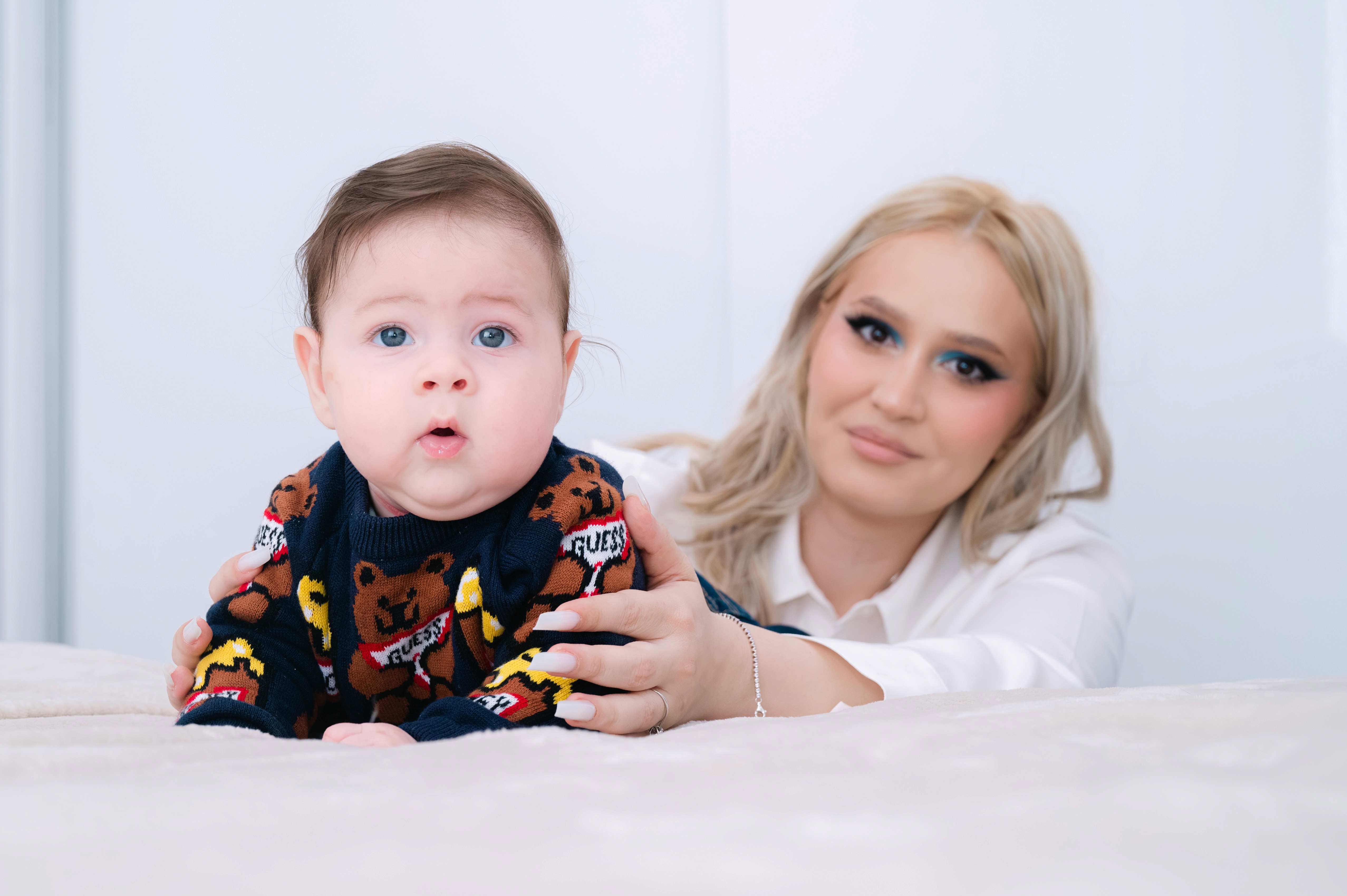 Portret de familie cu bebelușul, atmosferă caldă și naturală înainte de botez.