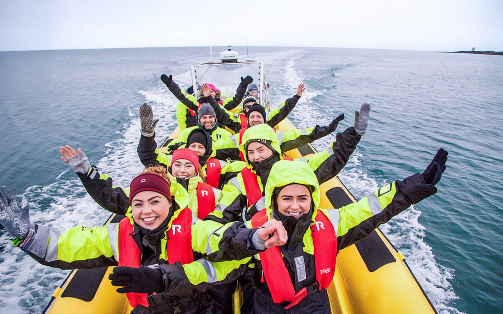 客人参加RIB极速快艇游,在雷克雅未克出发,前往赏鲸活动。