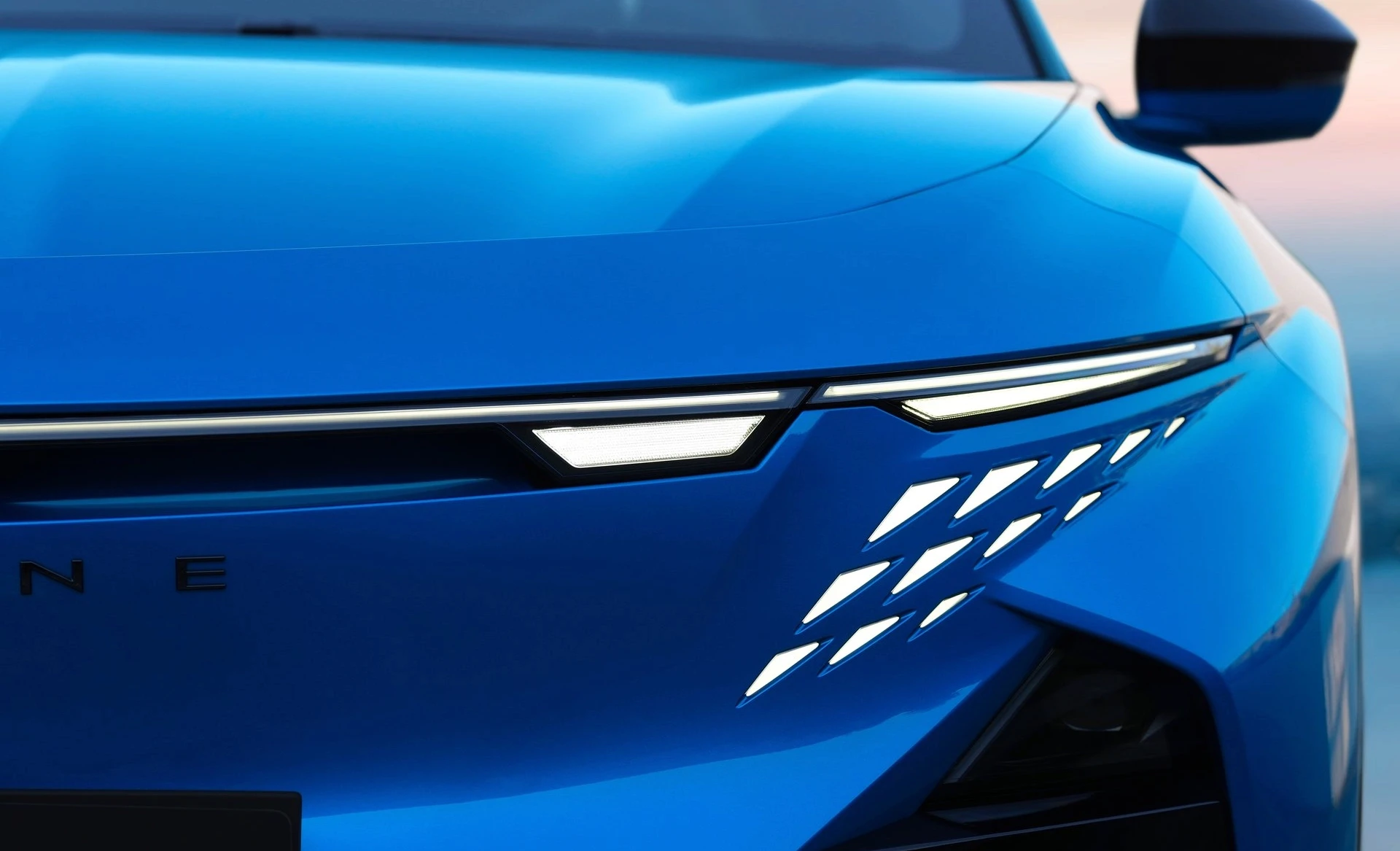 alpine a390 headlight detail shot