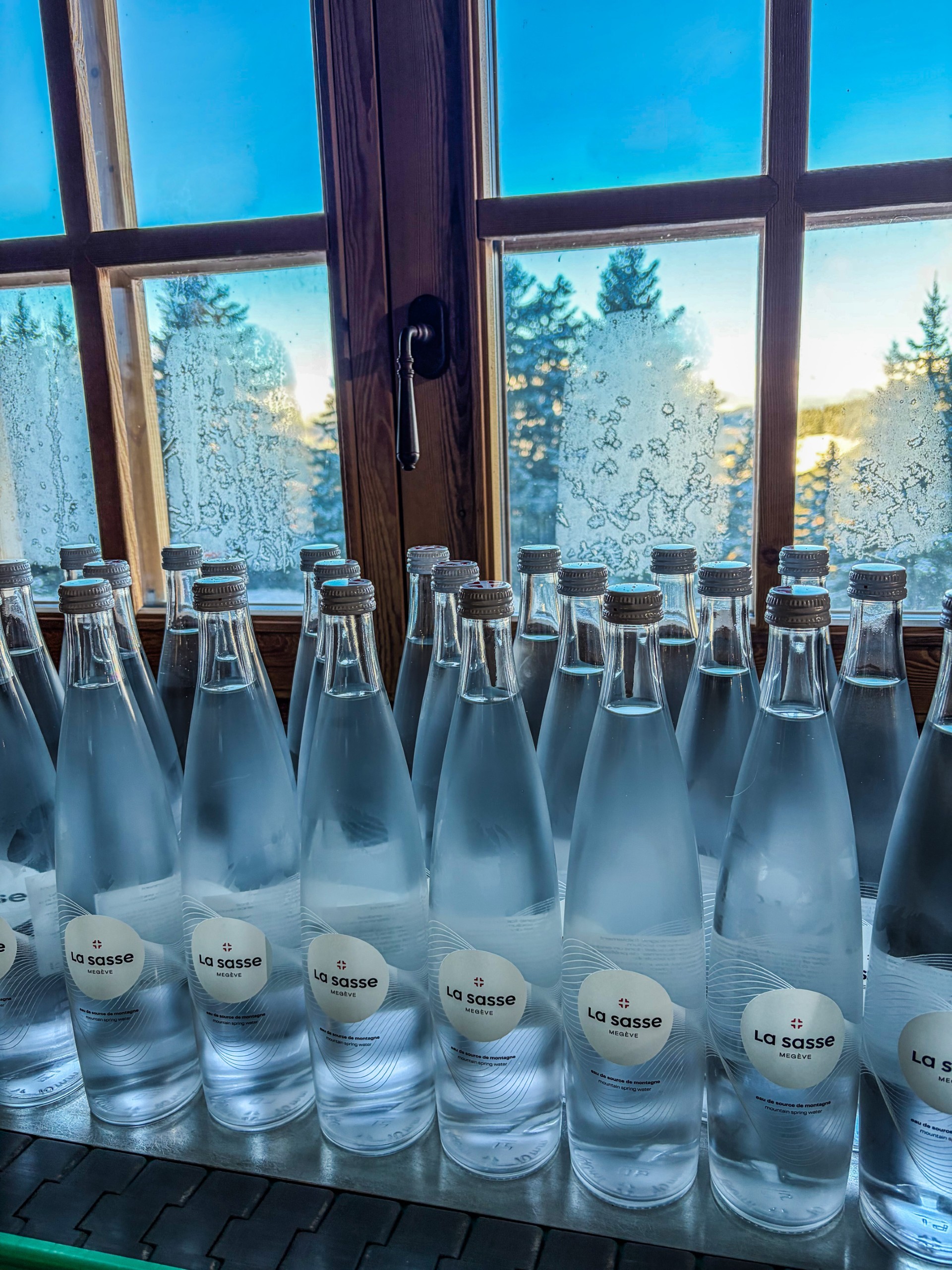 Un table de restaurant dans une ambiance chaleureuse