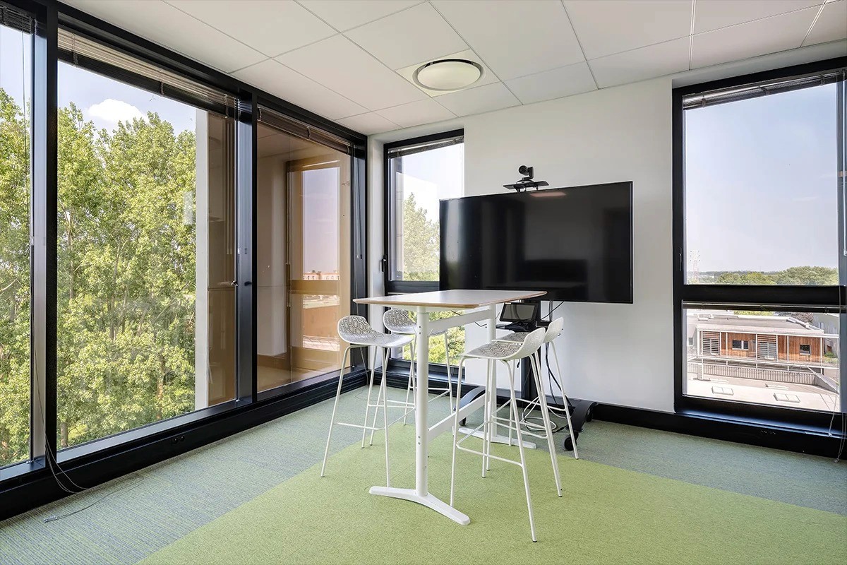 Salle de réunion moderne avec mobilier design et baies vitrées — photographe d’entreprise à Lille Nord | Anteale Yann Manac’h