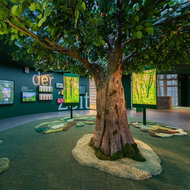 Baum-Exponat mit interaktiven Stationen in der Erlebniswelt