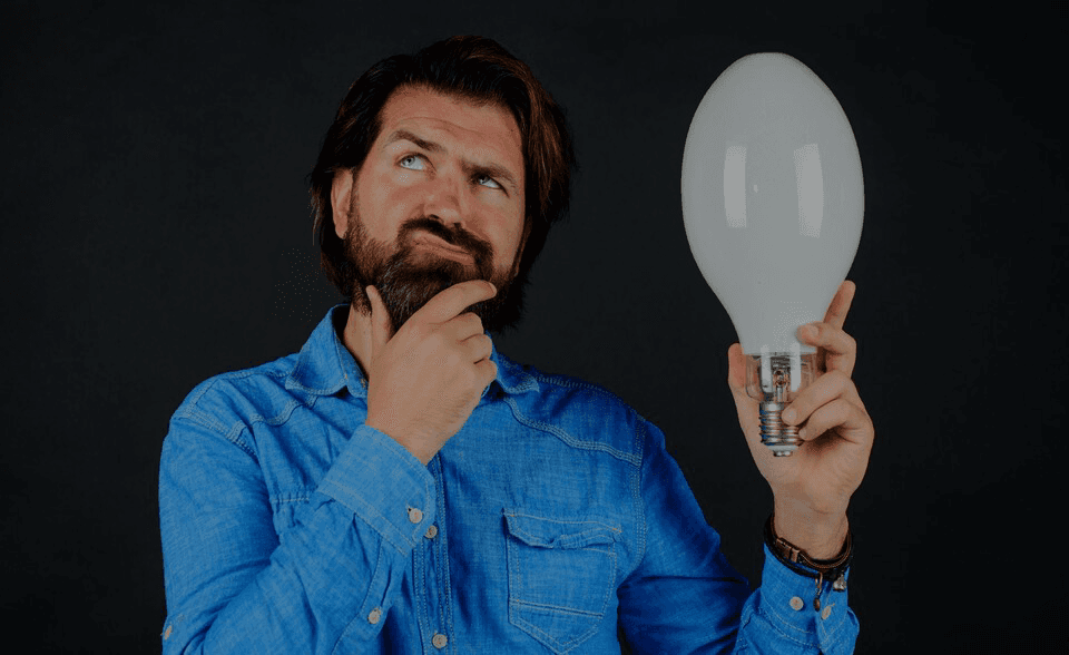 Électricien Energylink en train de travailler sur un tableau électrique