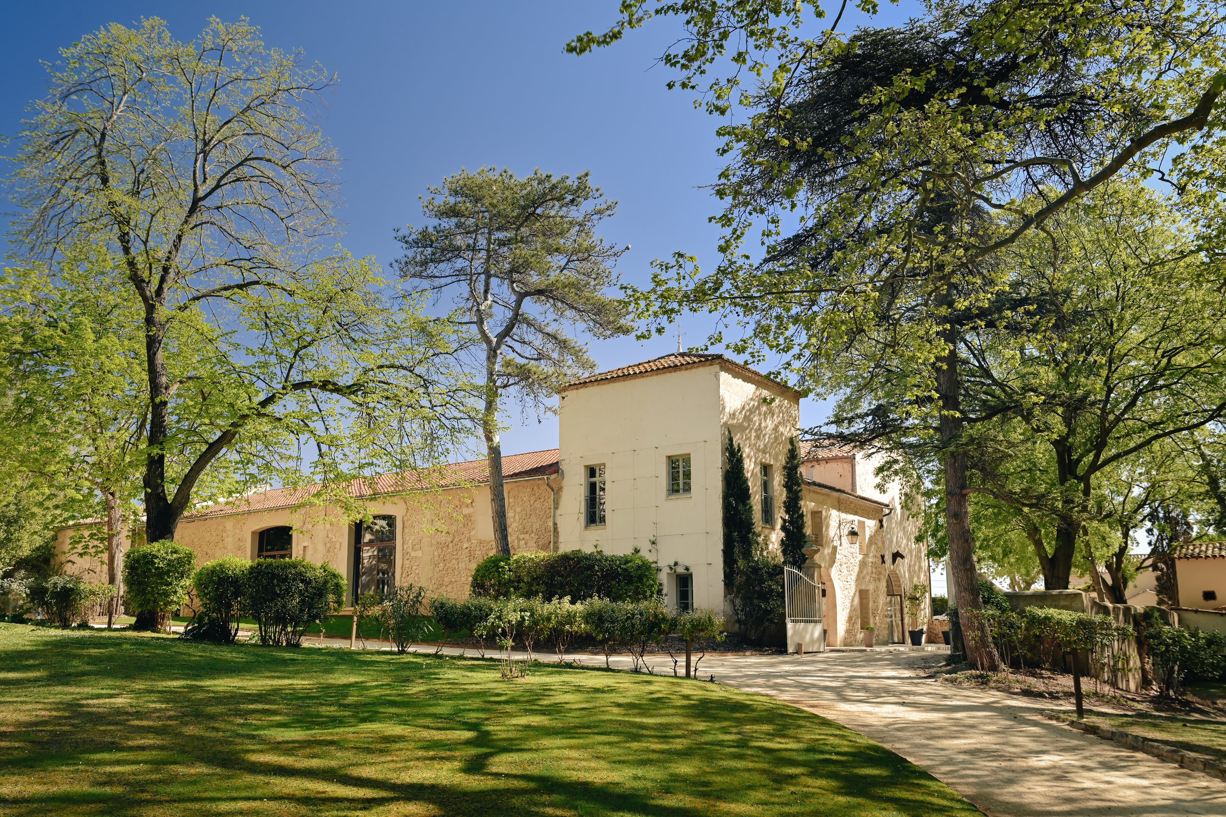 château de la Banquière, rénovation Château de la Banquière, dépendances de château, réhabilitation patrimoine, rénovation patrimoine bâti, restauration bâtiment ancien, architecture du patrimoine, rénovation monument historique, valorisation du patrimoine, domaine événementiel, domaine de réception, lieu de réception haut de gamme, domaine de mariage, événementiel de prestige, réhabilitation domaine historique, architecture contemporaine sur bâti ancien, conservation du patrimoine, restauration architecturale.  rénovation totale des dépendances, restructuration complète, requalification ERP, mise aux normes ERP, rénovation bâtiment recevant du public, maîtrise d’œuvre, architecture patrimoniale, rénovation haut de gamme, transformation de bâtiments anciens, réhabilitation de domaine, restructuration des espaces, rénovation de prestige, projet architectural d’envergure, architecture et patrimoine, rénovation clé en main.  salle de réception, salle de bal, salle événementielle, réception haut de gamme, espace de réception, lieu de séminaire, domaine événementiel, salle de mariage, salle de réception de prestige, charpente métallique ancienne, restauration charpente métallique, conservation des structures existantes, valorisation des volumes historiques, mise en valeur des matériaux anciens, architecture événementielle.  suites hôtelières, hôtel de charme, hébergement de prestige, suite de caractère, suite haut de gamme, suite de luxe, création de 14 suites, rénovation hôtelière, architecture hôtelière, design hôtelier, chambre d’hôtes de prestige, hébergement événementiel, suite en double hauteur, aménagement hôtelier, architecture intérieure hôtelière, rénovation d’hébergement touristique.  pierre apparente, façade en pierre, restauration de façade, maçonnerie ancienne, patrimoine en pierre, pierre historique, conservation des traces du temps, matériaux anciens, architecture authentique, menuiseries acier corten, menuiseries bois, acier corten, architecture sobre et contemporaine, dialogue entre ancien et contemporain, réhabilitation architecturale, rénovation respectueuse du patrimoine.  cour intérieure, cour de château, domaine méditerranéen, espace extérieur de réception, aménagement extérieur, place minérale, terrasse événementielle, paysage méditerranéen, arbre remarquable, olivier centenaire, architecture du sud de la France, domaine de caractère, patrimoine occitan, domaine historique rénové.  architecture intérieure, décoration haut de gamme, design intérieur, Marianne Tiegen, décoratrice d’intérieur, décoration hôtelière, décoration de prestige, architecture intérieure patrimoniale, aménagement sur mesure, design contemporain, élégance intemporelle, atmosphère unique, expérience hôtelière haut de gamme.  architecte Montpellier, architecte patrimoine Montpellier, rénovation château Montpellier, rénovation domaine Montpellier, architecte Hérault, agence d’architecture Montpellier, réhabilitation patrimoine Montpellier, rénovation ERP Montpellier, rénovation hôtel Montpellier.  architecte Nîmes, architecte patrimoine Nîmes, rénovation château Nîmes, rénovation domaine Nîmes, architecte Gard, agence d’architecture Nîmes, réhabilitation patrimoine Nîmes, rénovation ERP Nîmes, rénovation hôtel Nîmes.  architecte Perpignan, architecte patrimoine Perpignan, rénovation château Perpignan, rénovation domaine Perpignan, architecte Pyrénées-Orientales, agence d’architecture Perpignan, réhabilitation patrimoine Perpignan, rénovation ERP Perpignan, rénovation hôtel Perpignan.  architecte Occitanie, rénovation château Occitanie, réhabilitation patrimoine Occitanie, restauration bâtiment ancien, architecture du patrimoine, rénovation domaine viticole, rénovation domaine de réception, rénovation hôtel de charme, rénovation lieu événementiel, patrimoine historique, architecture contemporaine et patrimoine, rénovation de prestige, maîtrise d’œuvre patrimoine, projet architectural exceptionnel.