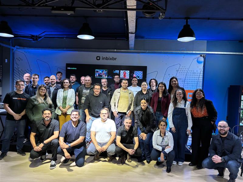 grupo de pessoas posando para foto