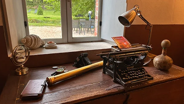 Détail d’un espace intérieur du gîte avec des objets anciens