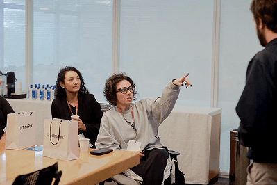 sala de reuniao com pessoas