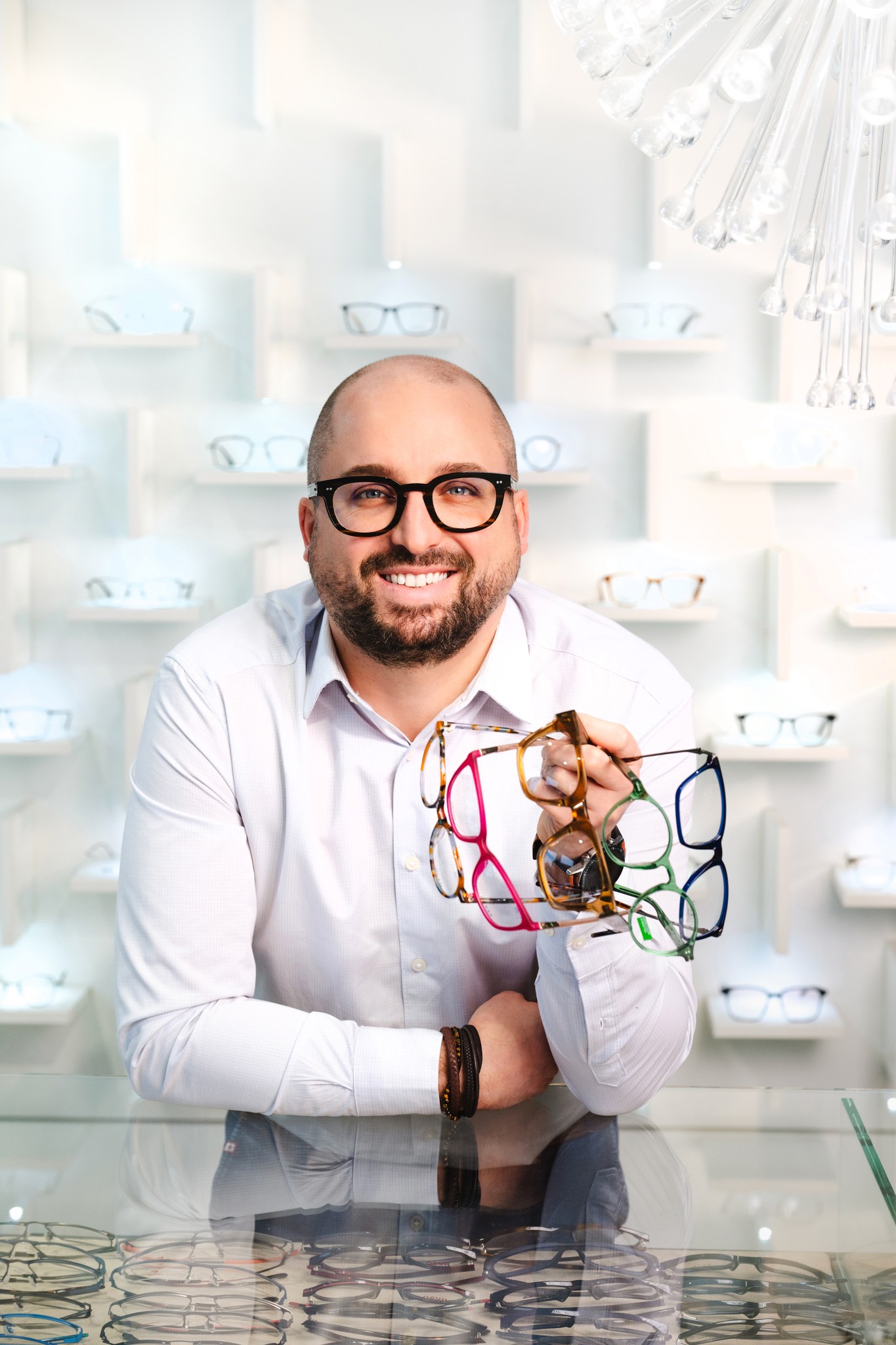 Portret łysego mężczyzny trzymającego okulary