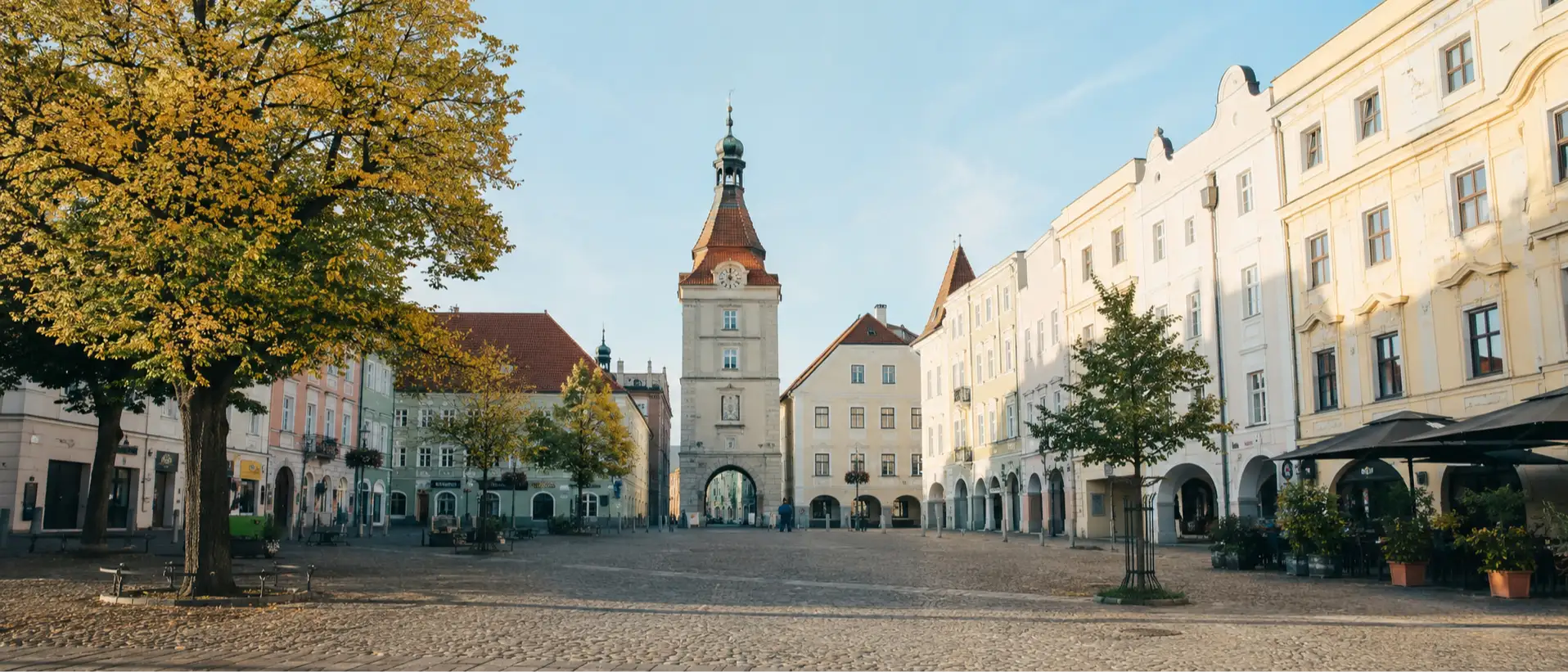 Wiener Neustadt mit Stadtburg und Industriegebiet, Symbolbild für niederösterreichischen Speckgürtel-Hauskrankenpflege-Markt