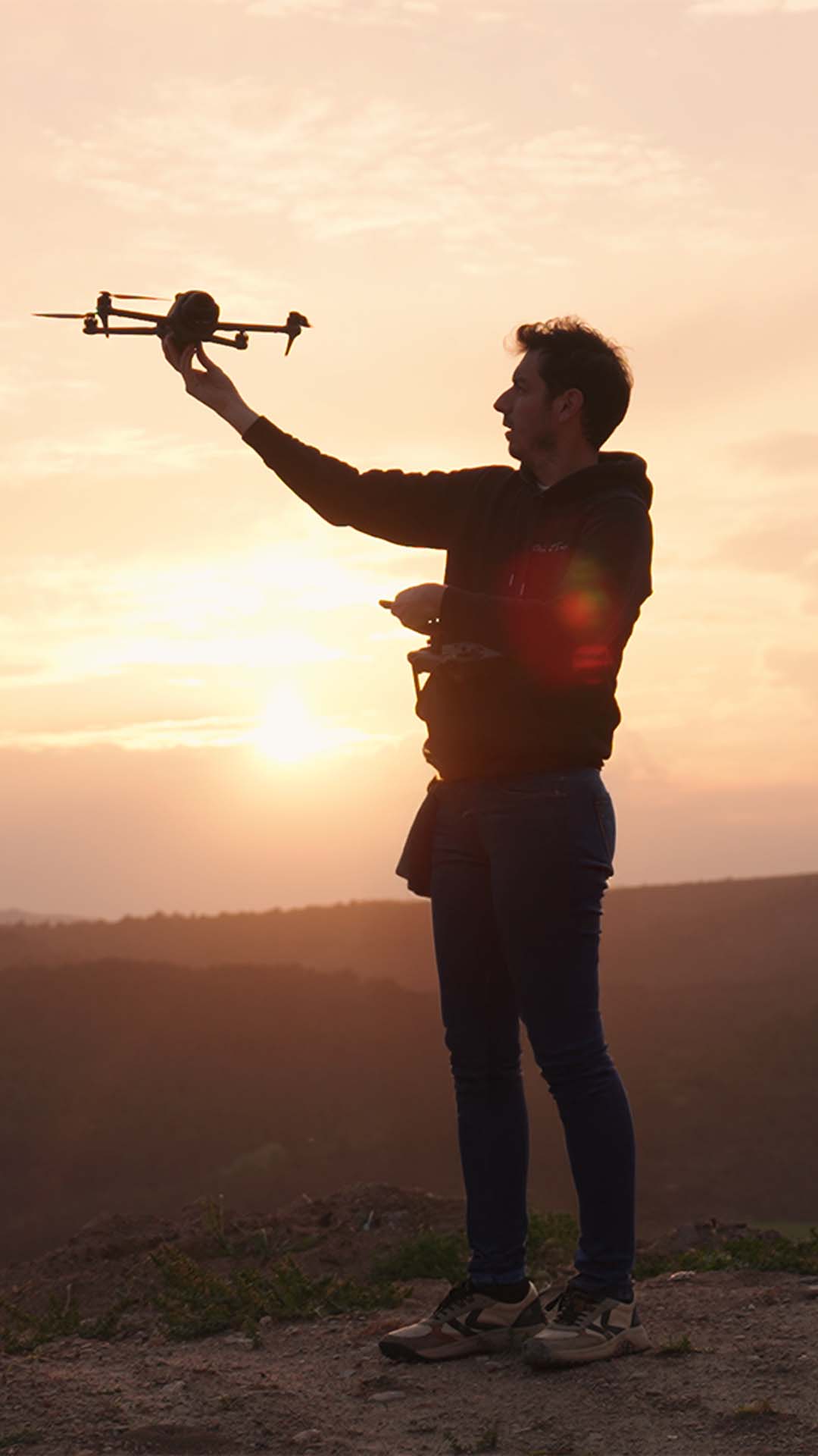maxime lève son drone avec un couché de soleil