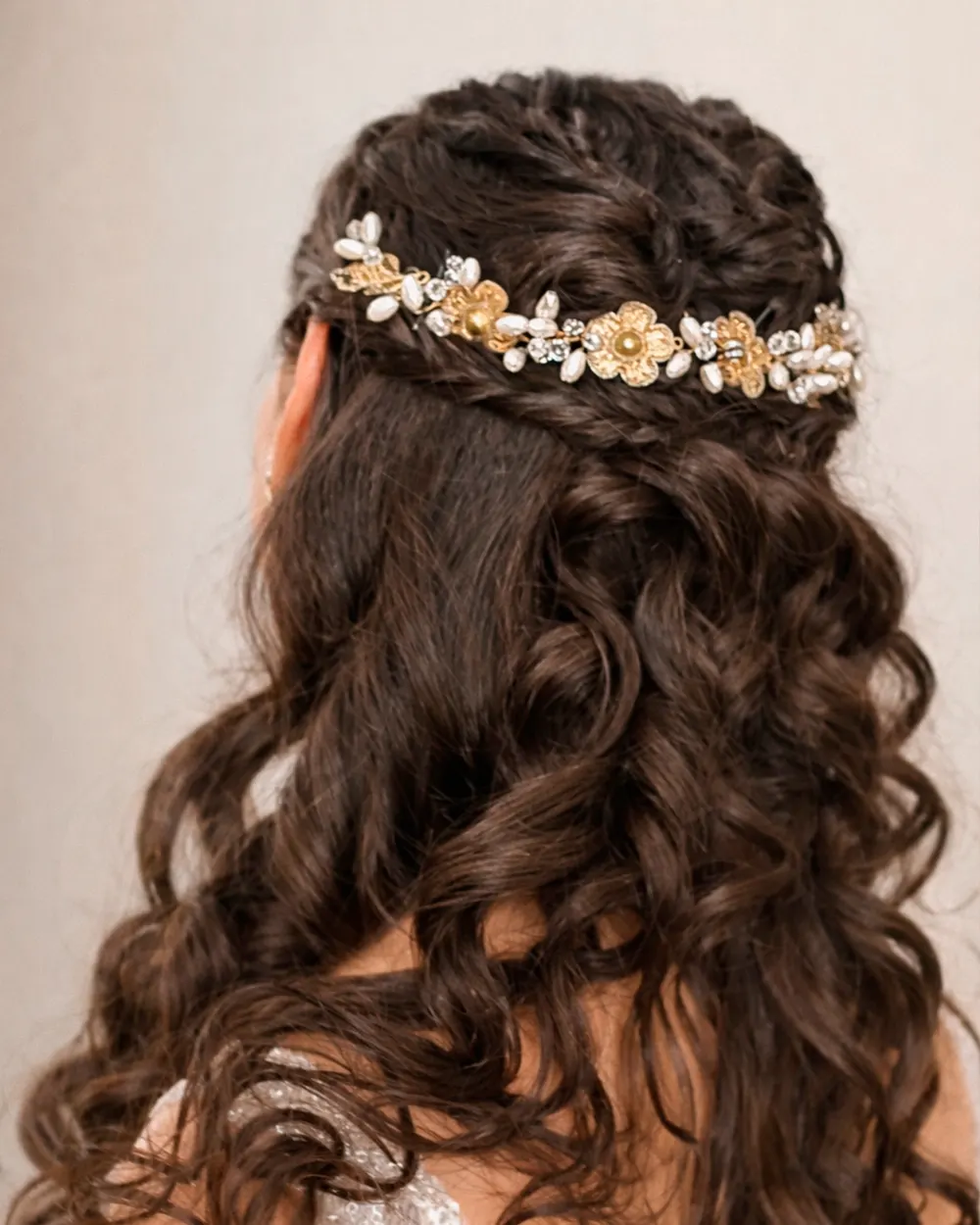 Tocado con flores doradas, perlas blancas y cristales transparentes en estructura metálica