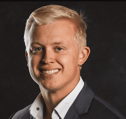 man wearing black shirt