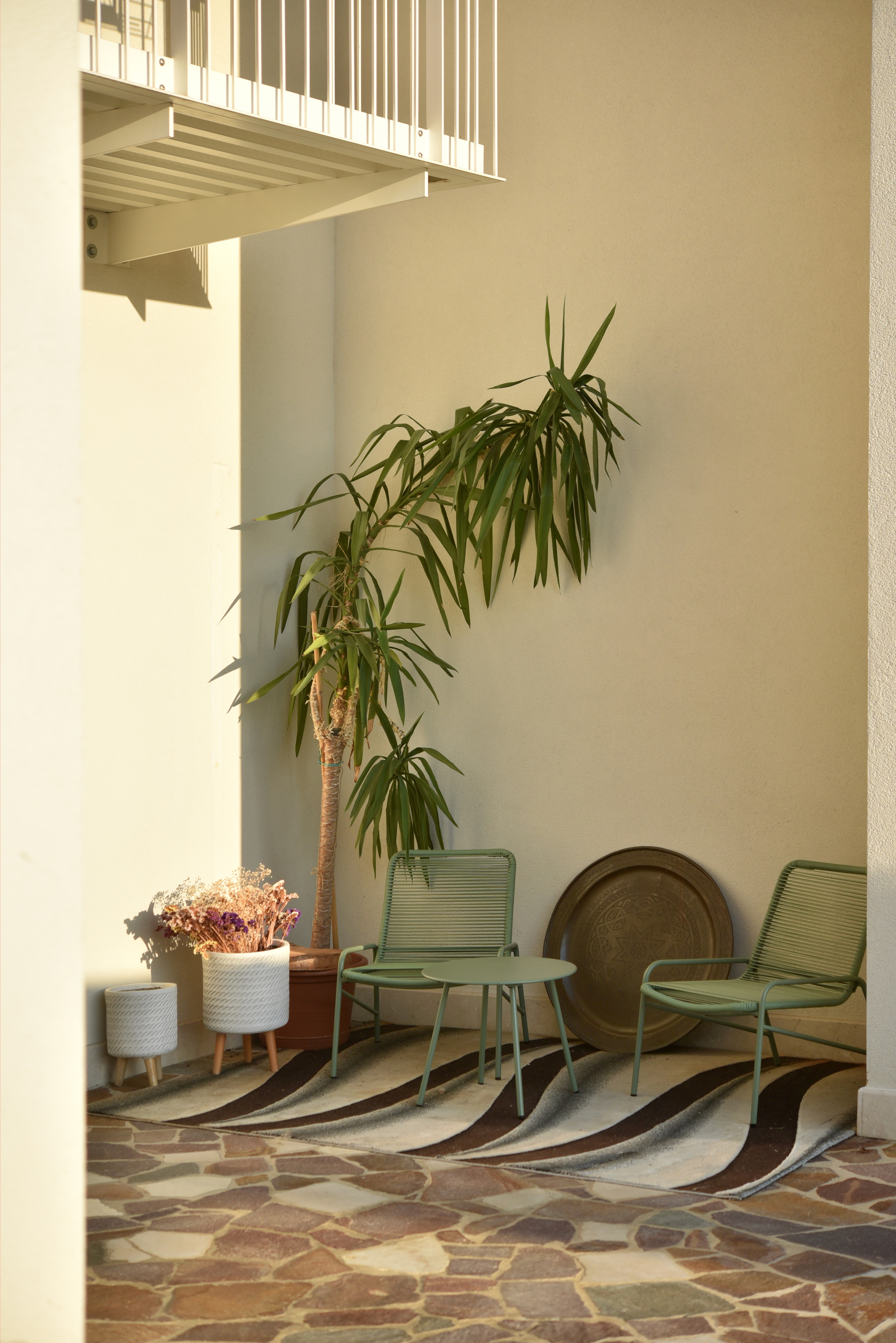 immagine di un'area relax all'esterno