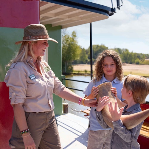 儿童乘坐观光游船