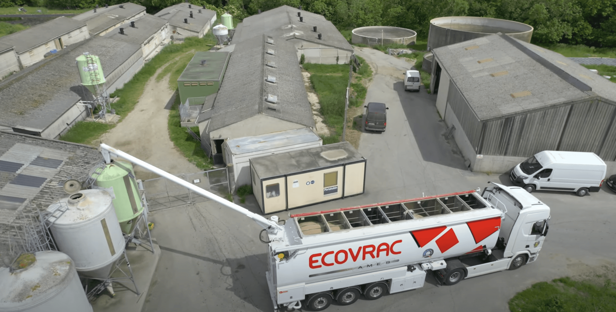 Citerne Ecovrac en mouvement sur route, illustrant l’impact visuel du covering publicitaire dans un contexte réel