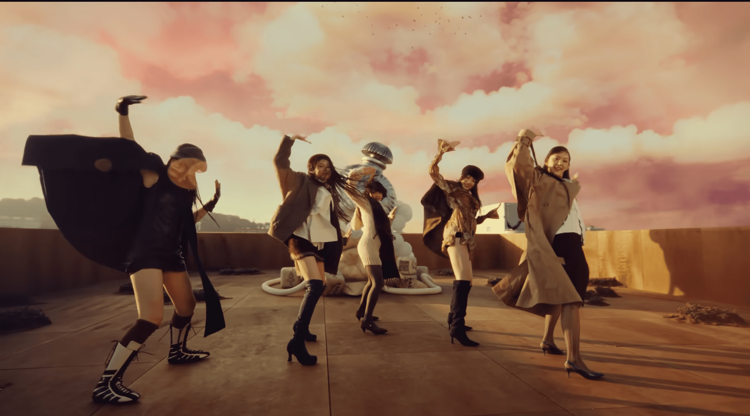 KiiiKiii 'GROUNDWORK' MV 촬영 현장, Team Lorem 제작 조형물 배경으로 퍼포밍 중 / KiiiKiii performing in front of Team Lorem's sculptural installation — 'GROUNDWORK' MV filming on location