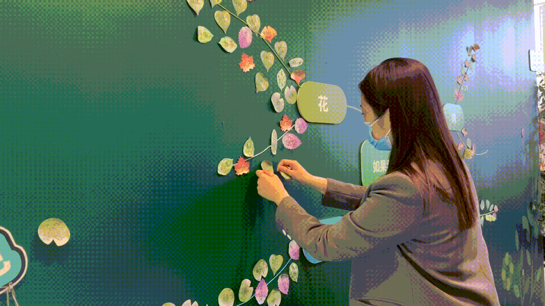 在绿墙上贴纸叶