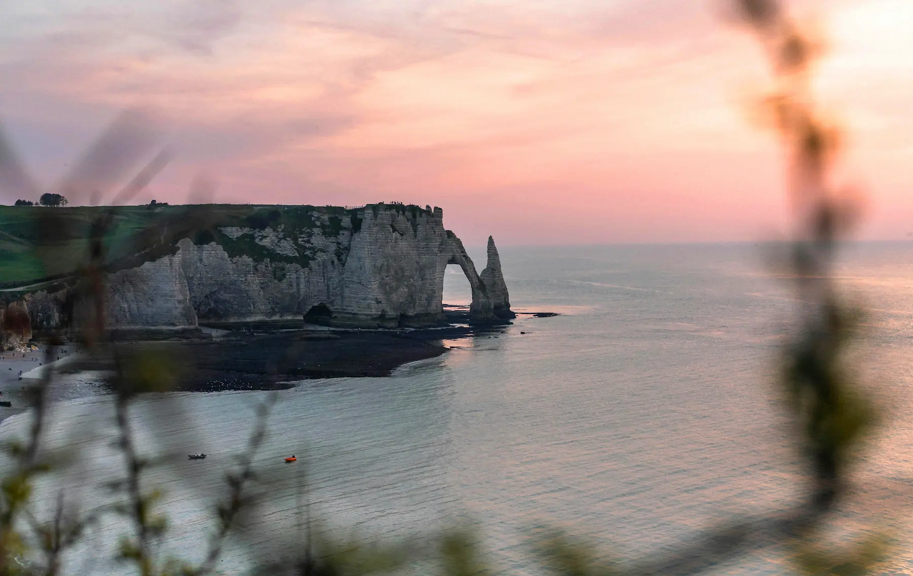 Falaises d’Étretat au coucher de soleil sur la côte d’Albâtre en Normandie