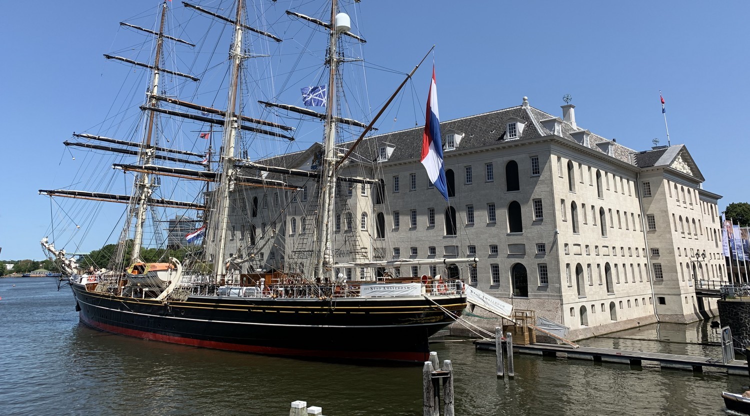 The wedding backdrop is the open sea, shimmering under late afternoon light