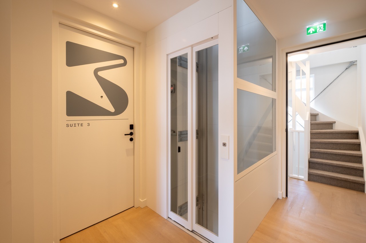 Luxe hotelsuite met privé sauna en balkon bij Hotel Four Stories