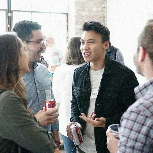 Jóvenes millennials conversando en un evento social