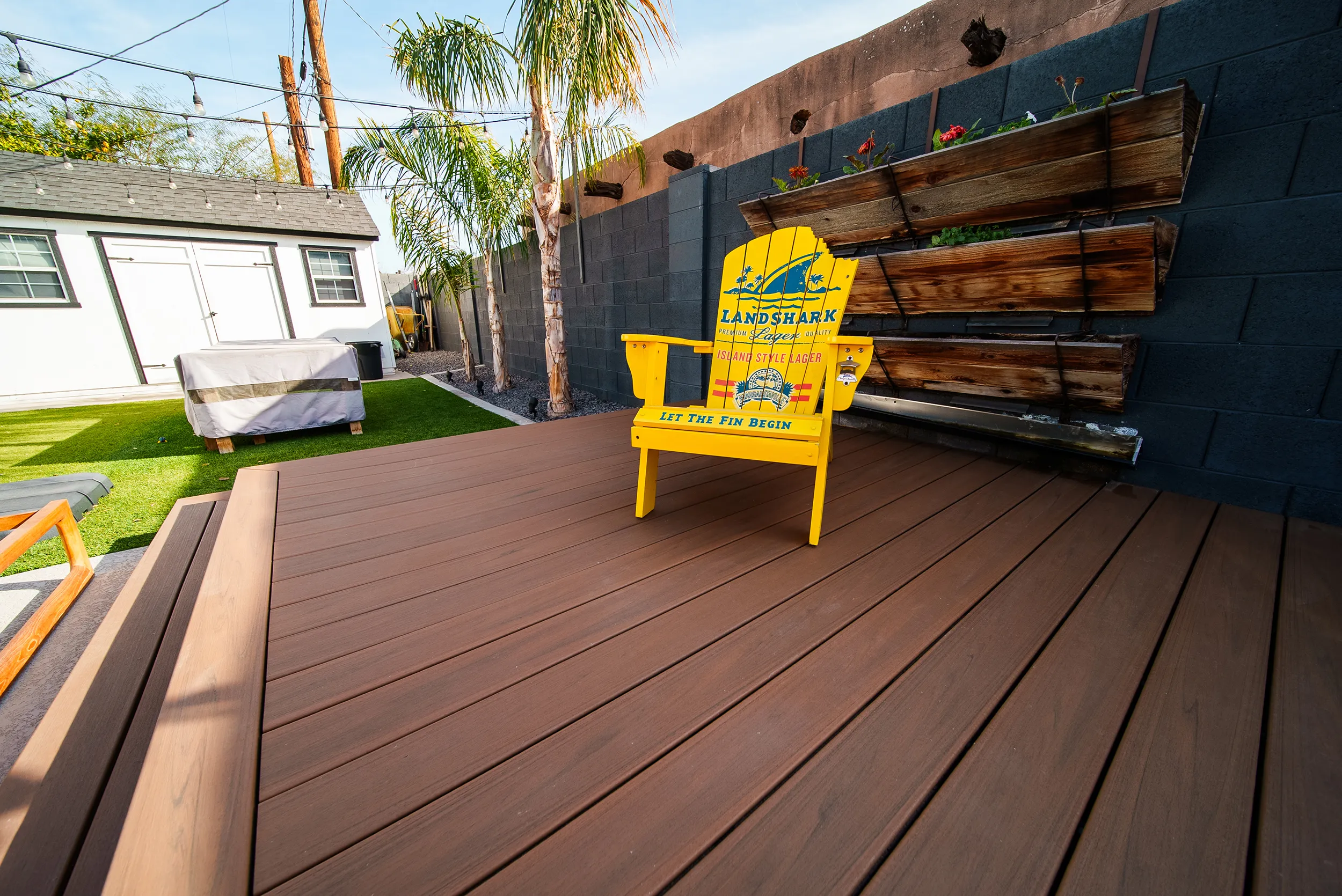 HBC Desks – A Contemporary Poolside Sanctuary with Trex Transcend Lineage decking