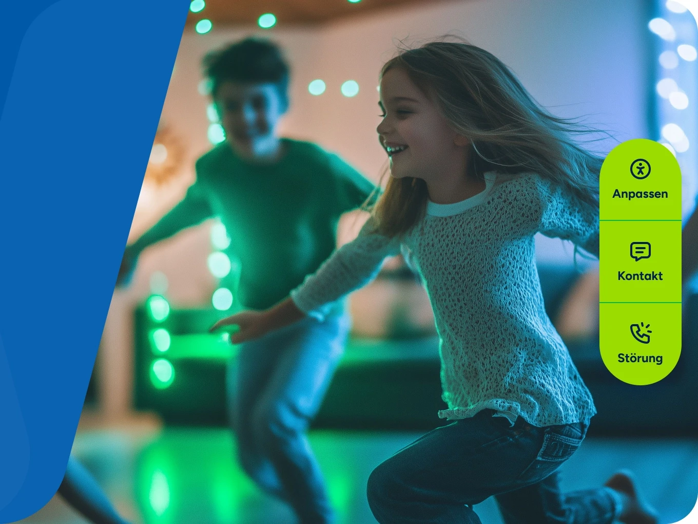 Spielende Kinder mit blau, grünem Licht im Hintergrund