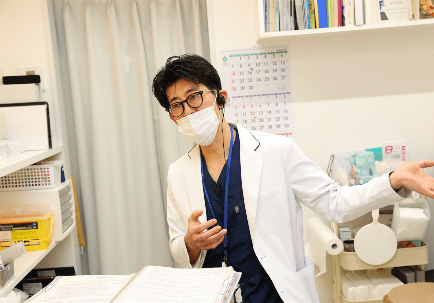 患者に対して身振り手振りで医療情報を教える形成外科医・村松英之先生